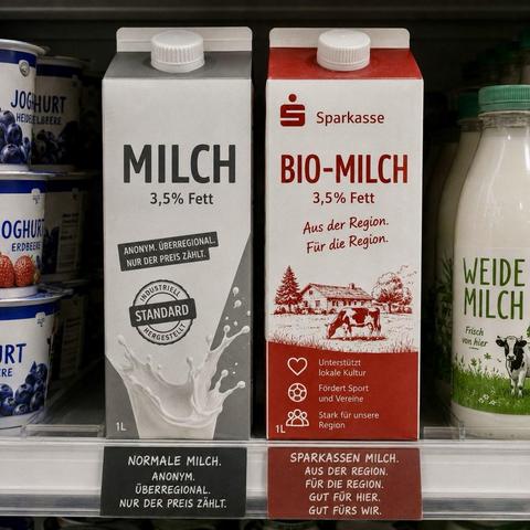 KI-generiertes Bild von 2 Milch-Tetrapacks im Regal eines Supermarktes. 

ANONYM. ÜBERREGIONAL.
NUR DER PREIS ZÄHLT.

Industriell hergestellt 
STANDARD

1L
NORMALE MILCH.
ANONYM.
ÜBERREGIONAL.
NUR DER PREIS ZÄHLT.


Sparkassen Bio Milch:

Aus der Region.
Für die Region.
Unterstützt lokale Kultur
Fördert Sport und Vereine
Stark für unsere
Region
SPARKASSEN MILCH.
AUS DER REGION.
FÜR DIE REGION.
GUT FÜR HIER.
GUT FÜRS WIR.