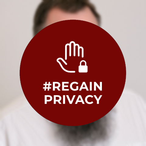 Im Hintergrund ein verschwommenes Profilbild ohne Details. Mittig und größtenteils überdeckend ein farbiger Punkt mit einer abweisenden Hand, einem geschlossenen Vorhängeschloss und dem Hashtag "regain privacy".