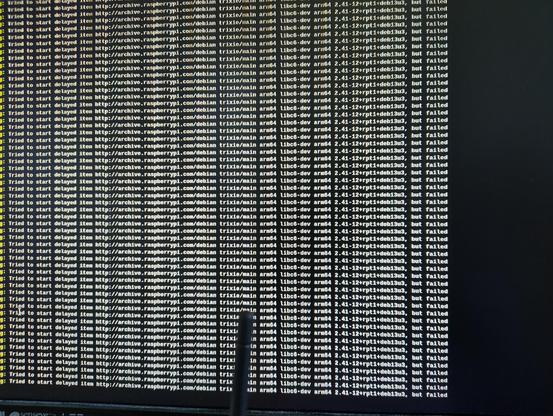 Ein abfotografierter Bildschirm, auf dem eine Kommandozeile mit unzähligen Fehlercodes zu sehen ist.